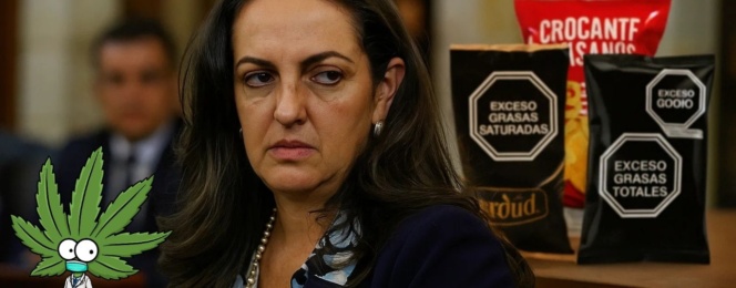 María Fernanda Cabal con expresión seria en el Congreso, al fondo difuminados paquetes de comida con sellos de advertencia de exceso en azúcar, sal y grasas.